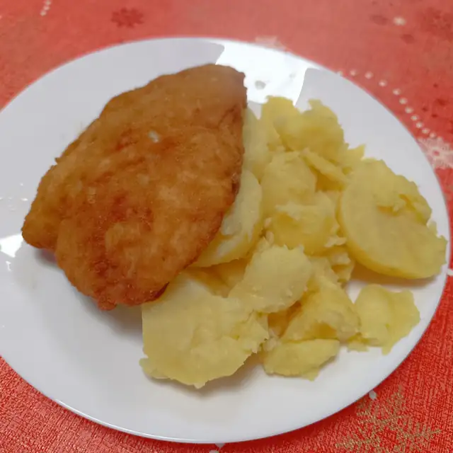 Panierowany filet z kurczaka z ziemniakami