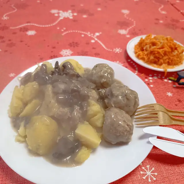 Pulpety w sosie z ziemniakami i surówką z marchewki