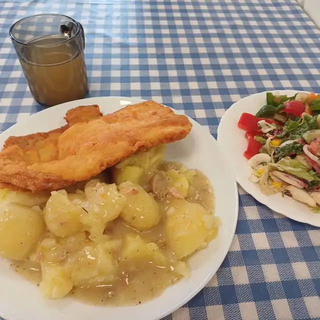 Ryba w panierce z ziemniakami, obok surówka i kompot