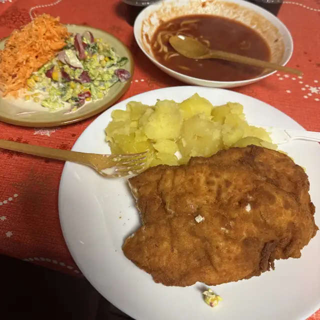 Kotlet schabowy z ziemniakami i surówkami