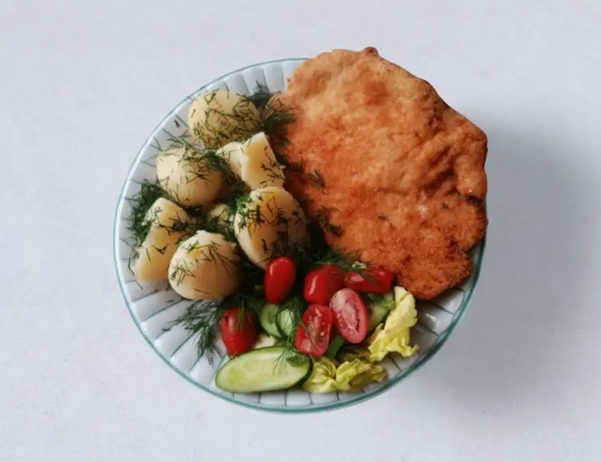 Kotlet z młodymi ziemniakami i sałatką